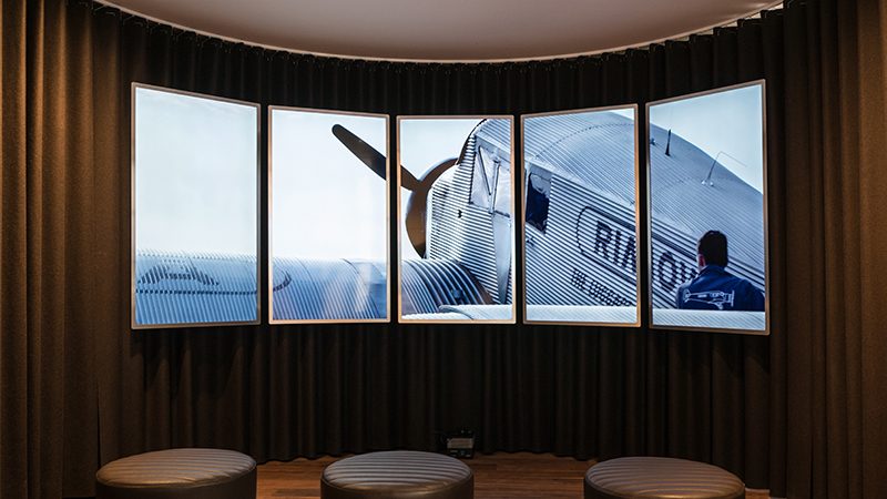 MEDIA SCENOGRAPHY, RIMOWA PARIS \u2014 RIMOWA \u2014 Paris, France \u2014 2016 | Bangert Projects